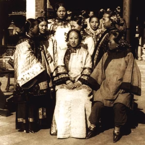 Các phu nhân quyền quý ăn vận phục trang truyền thống đời nhà Thanh trong một bức ảnh.