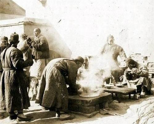 Khung cảnh đông đúc ở ngoài chợ.