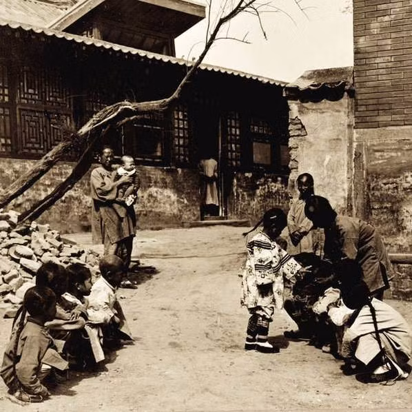 Các em nhỏ Trung Quốc chơi phía trước nhà.