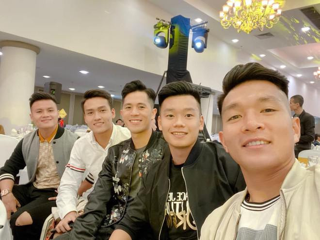 Cách đây ít ngày, Thành Chung cùng ăn tiệc tất niên ở Hà Nội với các đồng đội Quang Hải, Đình Trọng, Thái Quý trước khi về quê ăn Tết.