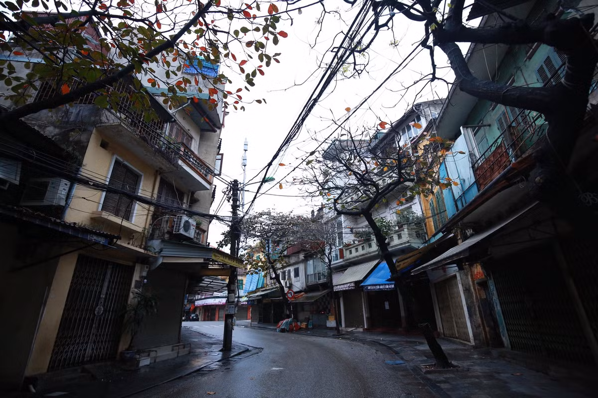 Tại góc phố Chả Cá vắng bóng người.