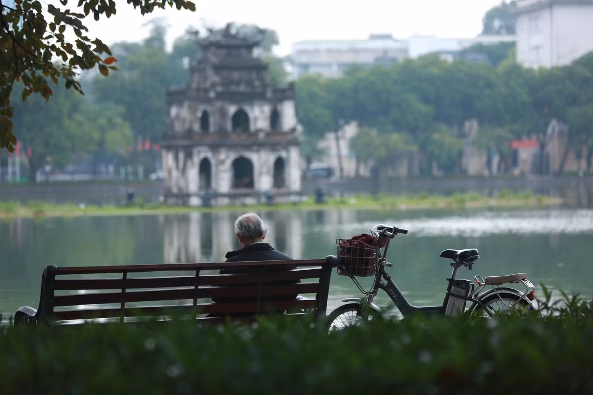 Hồ Hoàn Kiếm thật bình yên và vắng lặng. 