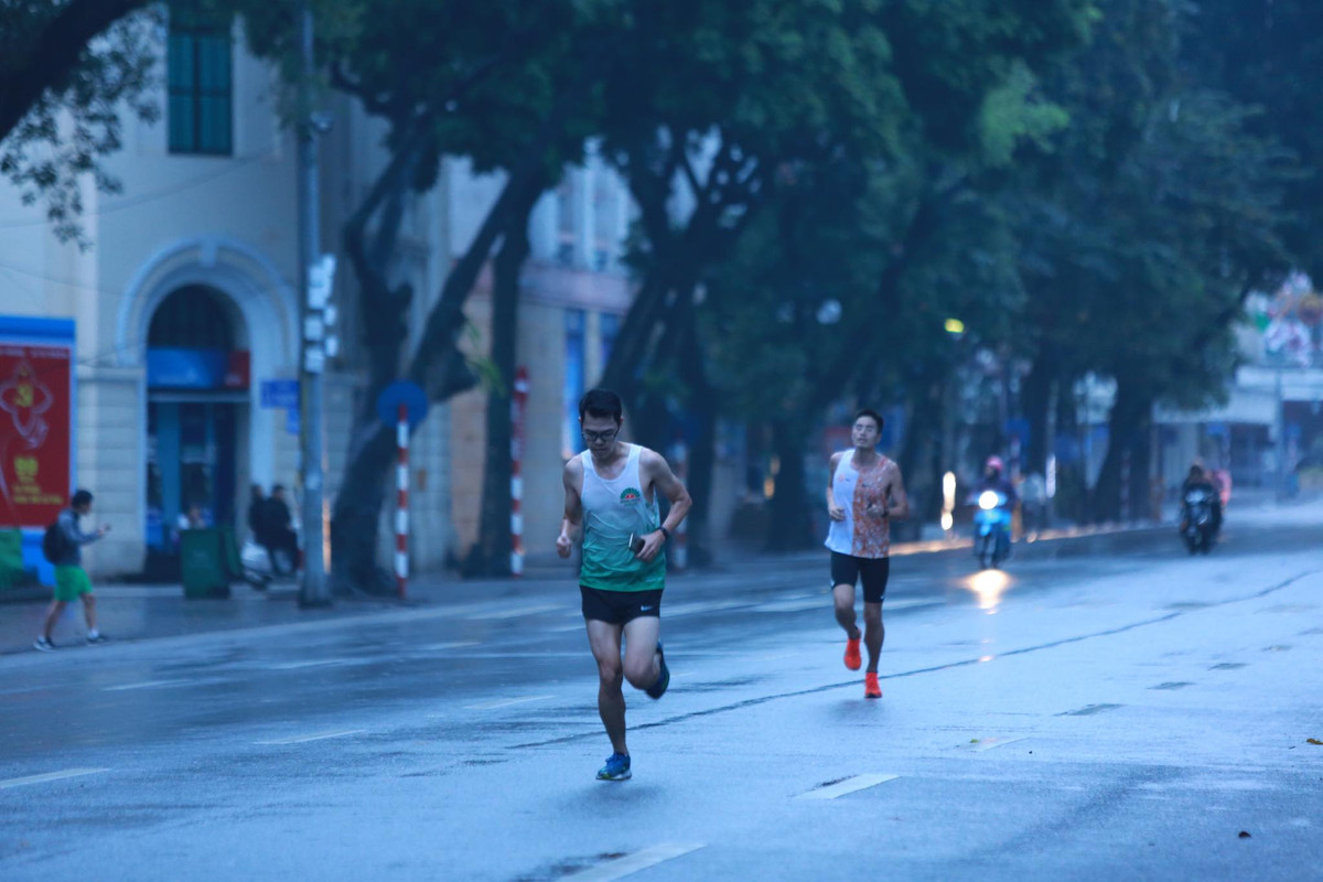 Một số người dậy sớm đi tập thể dục trong khung cảnh Hà Nội bình yên.