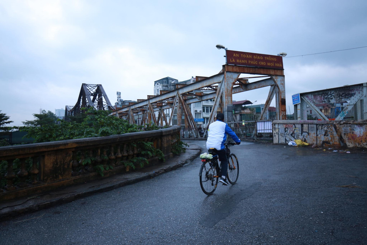 Ở khu vực cầu Long Biên quang cảnh cũng thật yên bình.