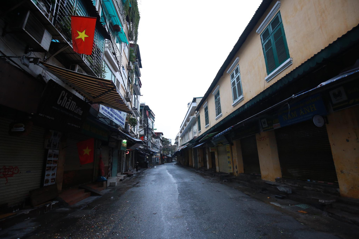 Không còn cảnh xe cộ nối đuôi nhau thành hàng dài như mọi ngày.