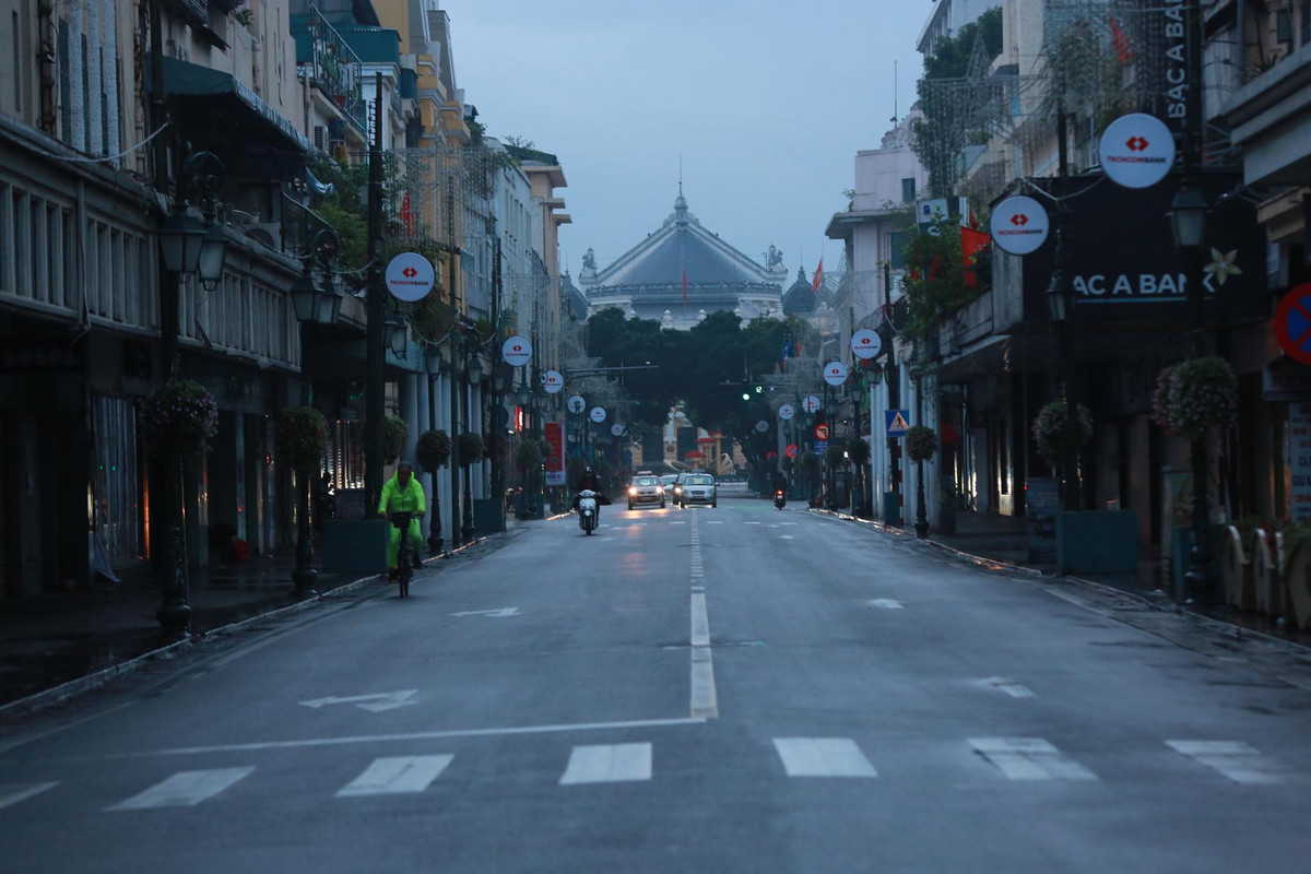 Hình ảnh đường phố vắng tanh ngày Tết được ví như một "món đặc sản" không thể quên của Hà Nội khiến nhiều người thích thú tận hưởng.