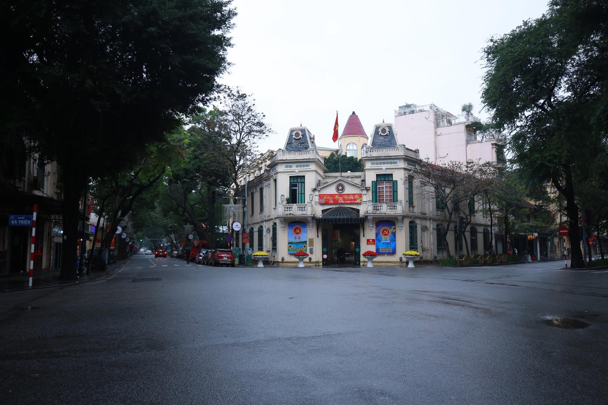 Sáng mùng 1 Tết giờ đây đã trở thành thời điểm được người dân Hà Nội đặc biệt đón chờ trong 365 ngày bởi không ồn ào, không tấp nập tắc đường, không kẻ mua người bán. 