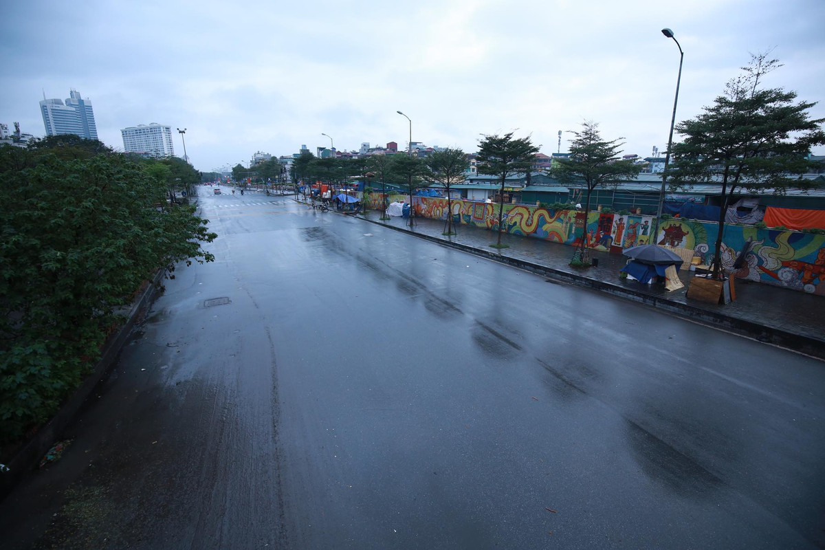 Phố xá không còn ồn ào tiếng còi xe, không tắc đường, không xô bồ, hối hả.