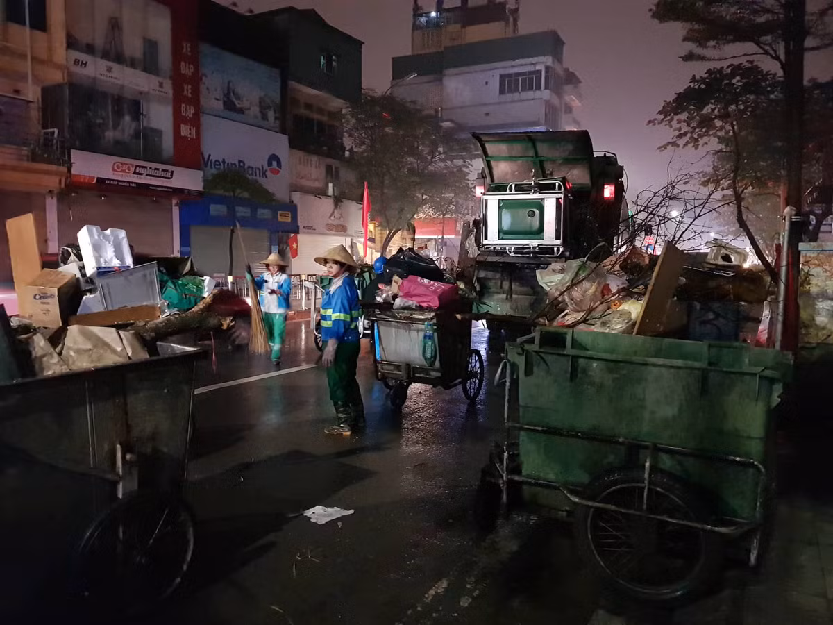 Mặc dù có cơn mưa, tuy nhiên lượng rác thải vẫn được xử lý kịp thời.