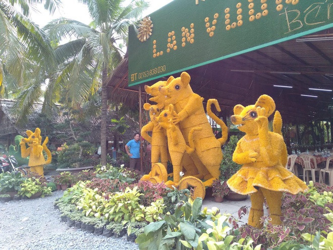 Trên các diễn đàn, dân mạng cũng chia sẻ lại những hình ảnh khác về tạo hình chuột chào năm mới của địa phương mình. Tạo hình độc, lạ của những tượng chuột trang trí nhanh chóng trở thành đề tài bàn luận sôi nổi. 