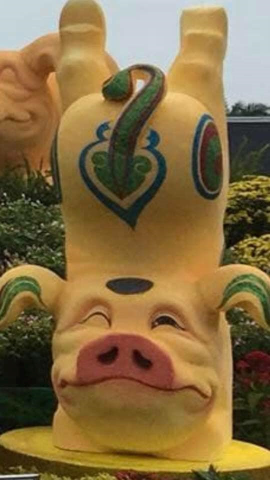 Không riêng gì hình tượng chuột vàng, những năm trước đây, các linh vật tượng trưng cho năm mới đều xuất hiện "phiên bản khó đỡ" khiến dân mạng không nhịn được cười với tạo hình lợn đón Tết Nguyên đán Kỷ Hợi 2019. 