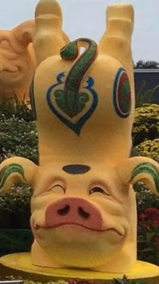 Không riêng gì hình tượng chuột vàng, những năm trước đây, các linh vật tượng trưng cho năm mới đều xuất hiện "phiên bản khó đỡ" khiến dân mạng không nhịn được cười với tạo hình lợn đón Tết Nguyên đán Kỷ Hợi 2019. 