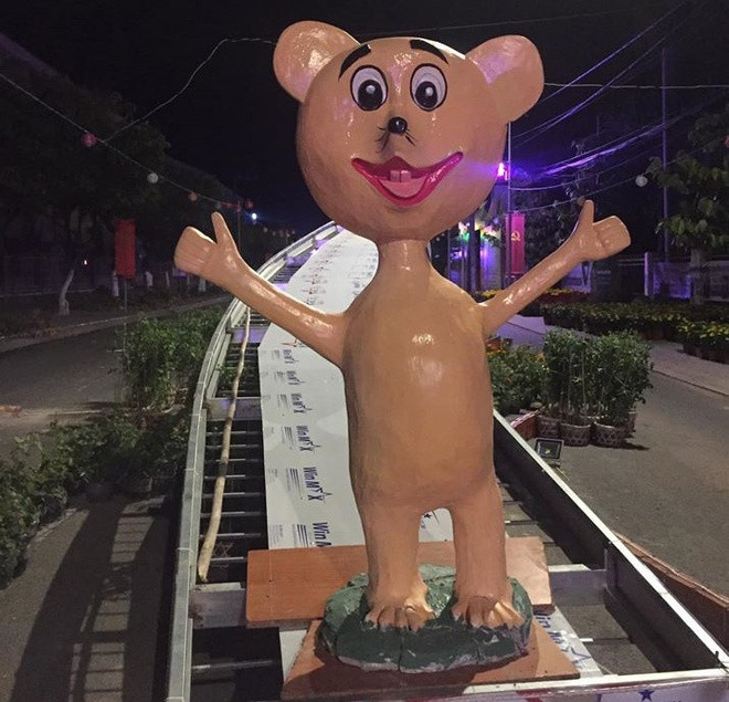 Những ngày gần đây, hình ảnh chú chuột vàng - linh vật của năm Canh Tý 2020 - với tạo hình kỳ lạ ở thị xã Gò Công, tỉnh Tiền Giang khiến dân mạng bật cười. Hình ảnh chú chuột nhận nhiều ý kiến trái chiều khác nhau song đa số mọi người cho rằng trông linh vật trang trí khá thô, không có tính thẩm mỹ cao.