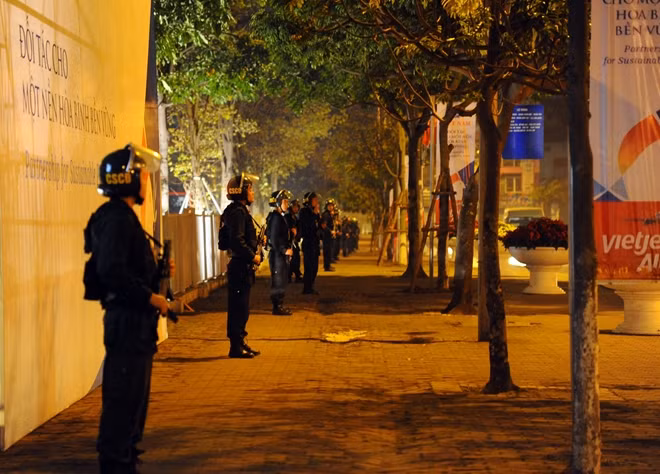  Lực lượng công an đảm bảo an ninh cho hội nghị Thượng đỉnh Mỹ - Triều tại Hà Nội: Để đảm bảo an ninh ở mức cao nhất trong ngày Chủ tịch Triều Tiên Kim Jong-Un cùng với Tổng thống Mỹ Donald Trump tới Việt Nam dự Hội nghị Thượng đỉnh Mỹ -Triều, lực lượng Công an phải căng mình cắm chốt từ Lạng Sơn tới Thủ đô Hà Nội. (Ảnh: CAND).