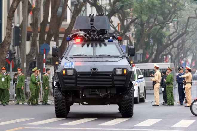 Giây phút căng mình khi đoàn xe của Chủ tịch Kim Jong-Un di chuyển khỏi cầu Chương Dương. (Ảnh: CAND).