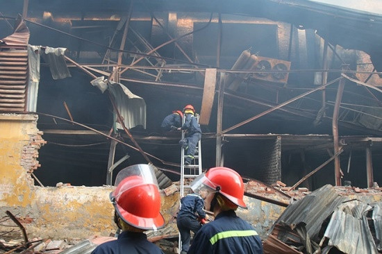 Các chiến sĩ PCCC đã có một đêm không ngủ để gồng mình chiến đấu với "bà hỏa". Ảnh: Nguoiduatin.