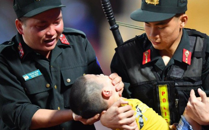 Sau khi sự việc xảy ra mọi người có mặt trên khán đài đã nhanh chóng đưa bé trai xuống khu vực có lực lượng CSCĐ đang làm nhiệm vụ. Ngày sau đó hai đồng chí CSCĐ đã trực tiếp bế bé trai đưa đi cấp cứu. Trong khi bế bé trai một chiến sĩ đã chịu đau cho tay vào miệng cháu bé ngăn bé cắn vào lưỡi đồng thời nhanh chóng đưa CĐV nhí này đi cấp cứu kịp thời.