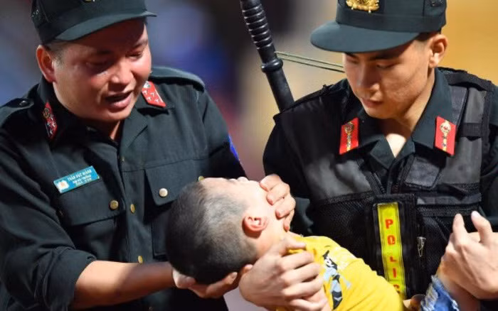 Sau khi sự việc xảy ra mọi người có mặt trên khán đài đã nhanh chóng đưa bé trai xuống khu vực có lực lượng CSCĐ đang làm nhiệm vụ. Ngày sau đó hai đồng chí CSCĐ đã trực tiếp bế bé trai đưa đi cấp cứu. Trong khi bế bé trai một chiến sĩ đã chịu đau cho tay vào miệng cháu bé ngăn bé cắn vào lưỡi đồng thời nhanh chóng đưa CĐV nhí này đi cấp cứu kịp thời.