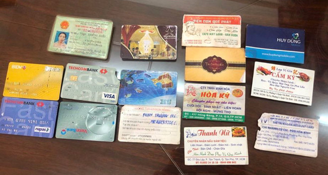 Kết quả khám xét đã thu giữ hơn 1,5 tỉ đồng, 2 máy vi tính xách tay, 1 máy tính bảng, nhiều thẻ ngân hàng, nhiều điện thoại di động và giấy tờ, tài liệu liên quan… Cơ quan Cảnh sát điều tra đã ra Quyết định tạm giữ hình sự đối với 9 nghi can có hành vi tổ chức đánh bạc và đánh bạc. Một số nghi can đang nuôi con nhỏ dưới 36 tháng tuổi hoặc do già yếu nên Cơ quan Cảnh sát điều tra không áp dụng biện pháp ngăn chặn. (Ảnh: Thanh Niên).