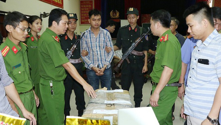  Triệt phá đường dây 640kg ma túy đá, 100 bánh heroin: Khoảng 15h ngày 15/4, Công an Hà Tĩnh phối hợp với Công an tỉnh Nghệ An và Cục Cảnh sát điều tra tội phạm về ma túy (C04) Bộ Công an, ập vào nhà của ông Phạm Văn Thi (SN 1953, trú tại số 7, ngõ 161, đường Phùng Chí Kiên, phường Hà Huy Tập, TP Vinh, Nghệ An) bắt quả tang Võ Mạnh Linh và 4 nghi phạm khác đang có hành vi chuẩn bị đưa một lượng ma túy rất lớn lên xe tải vận chuyển đi nơi khác.