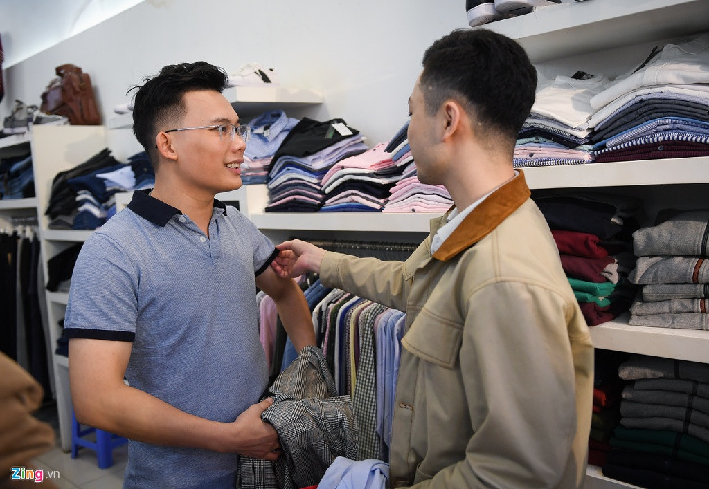 Đình Khánh và Quang Duy (sinh viên năm cuối Học viện Quân y) tranh thủ ngày chủ nhật cuối cùng trong năm cũ để sắm quần áo. Khánh cho biết cũng thích được giảm giá nhưng quan trọng hơn là chọn đúng thứ mình cần. Chiếc áo trong ảnh được mua nguyên giá gốc 250.000 đồng. 