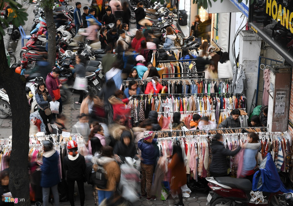 Vợ mua quần áo giảm giá dịp Tết, chồng ôm con ngồi ngoài đường chờ Vo mua quan ao giam gia dip Tet, chong om con ngoi ngoai duong cho