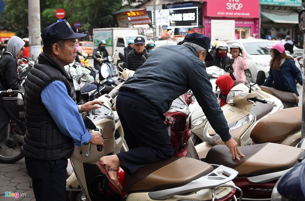 Vợ mua quần áo giảm giá dịp Tết, chồng ôm con ngồi ngoài đường chờ - Hình 2 Vo mua quan ao giam gia dip Tet, chong om con ngoi ngoai duong cho-Hinh-2