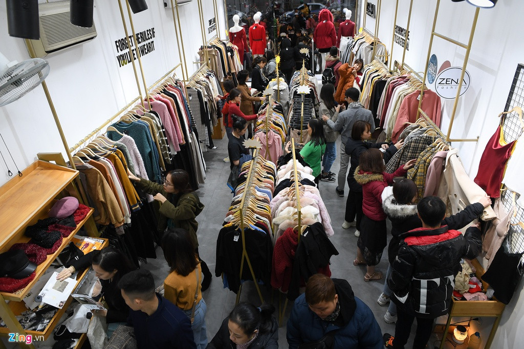 Hình ảnh đông đúc xuất hiện ở rất nhiều cửa hàng dù có chương trình giảm giá hay không. 