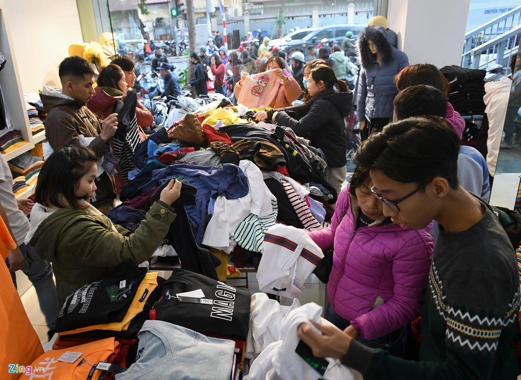 Hàng năm, con phố thời trang này thường xuyên đông đúc khách từ giữa tháng Chạp đến 30 Tết. Đây cũng là dịp các cửa hàng thanh lý mẫu cũ. Ra Tết, họ sẽ bày bán đồ mùa xuân và mùa hè.