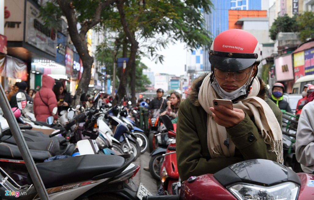 Nhiều người phải ngồi trên xe chờ dưới lòng đường đông đúc. Anh Phạm Văn Hinh ngồi xem điện thoại hơn một giờ liền khi vợ vào mua sắm. Hinh cho biết đã quen với việc này khi vợ anh mỗi tuần lại đi shopping 3-4 lần.