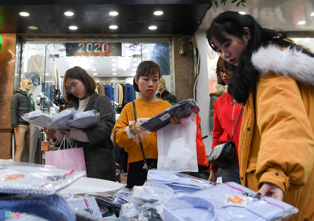 Những chiếc áo sơ mi có giá chỉ 100.000 đồng bày bán trên vỉa hè được nhiều người chọn mua. Chủ cửa hàng cho biết đây là hàng xuất khẩu thừa nên thanh lý giá rẻ.