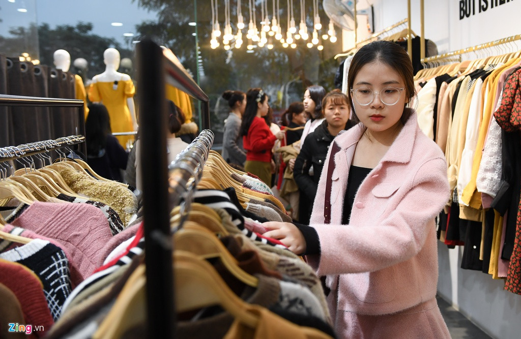 Linh, một sinh viên cho biết đi qua thấy cửa hàng đông khách nên ghé vào mua bộ đồ diện Tết. Sau một hồi ngắm nghía, cô chọn chiếc áo khoác với giá 490.000 đồng, giảm giá 30%.