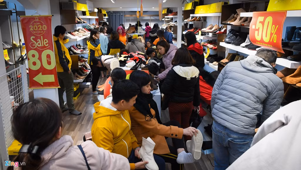 Một cửa hàng giày trên đường Phạm Ngọc Thạch luôn đông nghịt người ra vào. Nhân viên bán hàng cho biết cảnh này xuất hiện từ 3 ngày trước, khi họ bắt đầu chạy chương trình giảm giá đến 80%. 