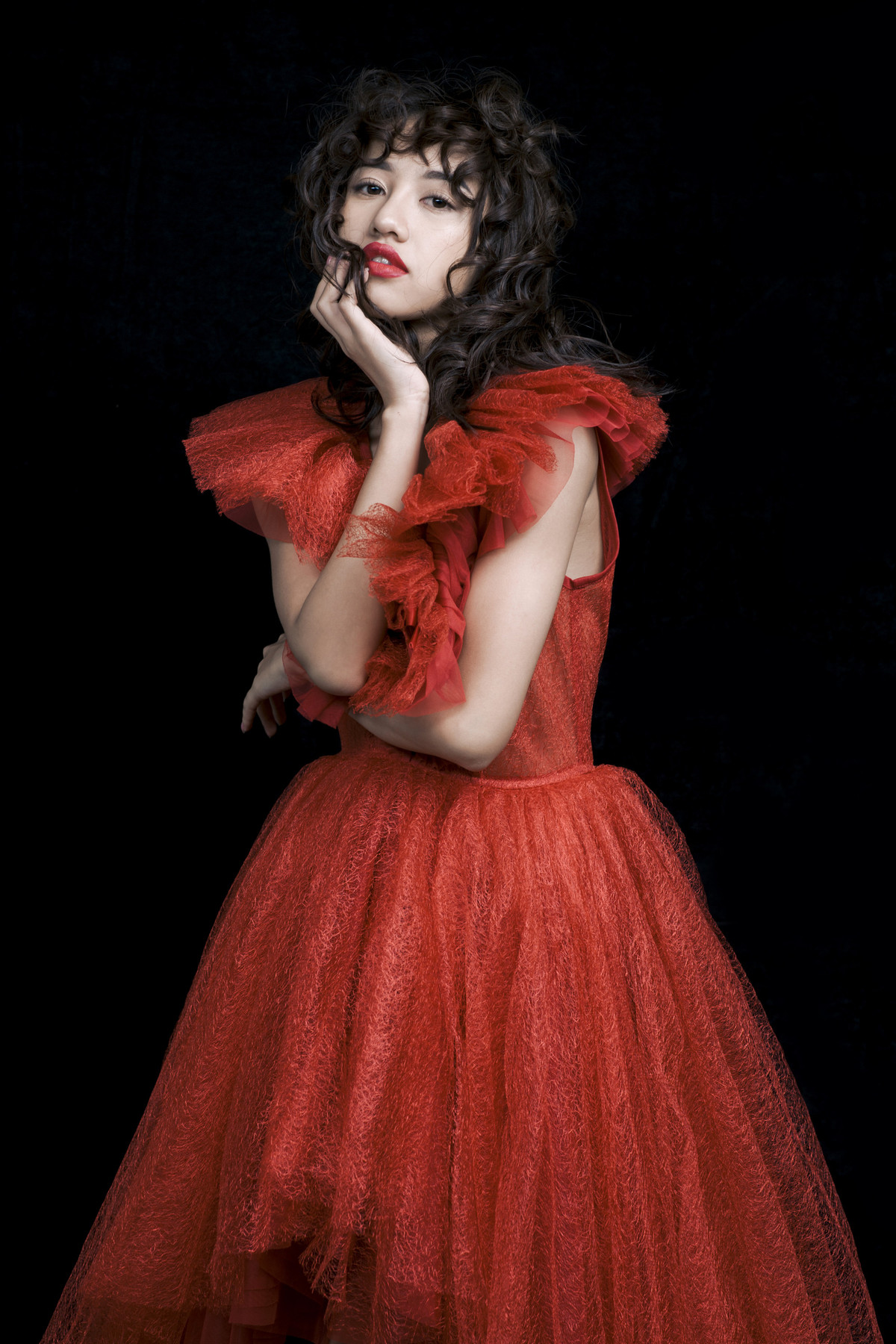 Với chiếc đầm đỏ thắm, Trinh Thảo biến hóa thành cô tiểu thư xinh đẹp, đài các. Với 4 phong cách hoàn toàn khác nhau, Kaity Nguyễn, Trang Hý, Trịnh Thảo và Soho hy vọng các bạn trẻ đừng ngần ngại thể hiện cá tính, đón tết theo cách mình yêu thích nhất.