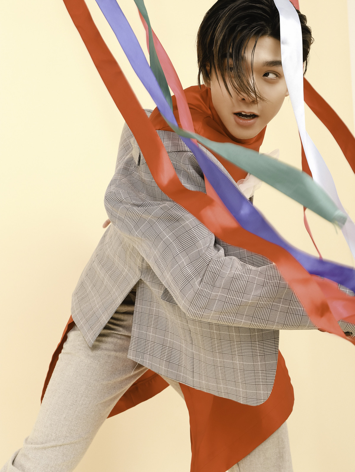 Không giống như hai cô bạn, rapper Soho khá hiện đại khi diện áo vest caro thời thượng phần nào thể hiện cá tính phóng khoáng, yêu thích sự sáng tạo của anh.