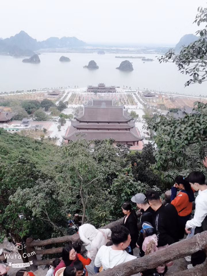 Quần thể Tam Chúc với cảnh quan hùng vĩ, tiền lục nhạc, hậu thất tinh. Tương truyền rằng 6 quả núi giữa lòng hồ trước mặt chùa là 6 quả chuông của trời đưa xuống. Hậu thất tinh nghĩa là sau có 7 ngọn núi có thể phát sáng khi có ánh trăng từ đêm.