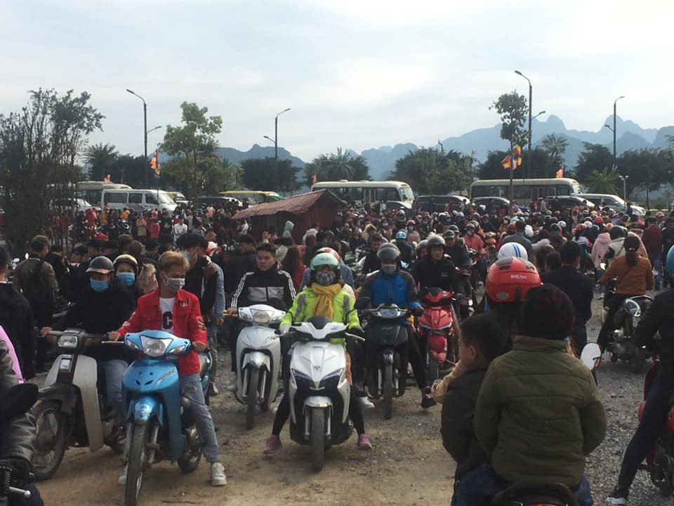 Hang nghin nguoi chen chan len chua Tam Chuc lon nhat the gioi o Ha Nam