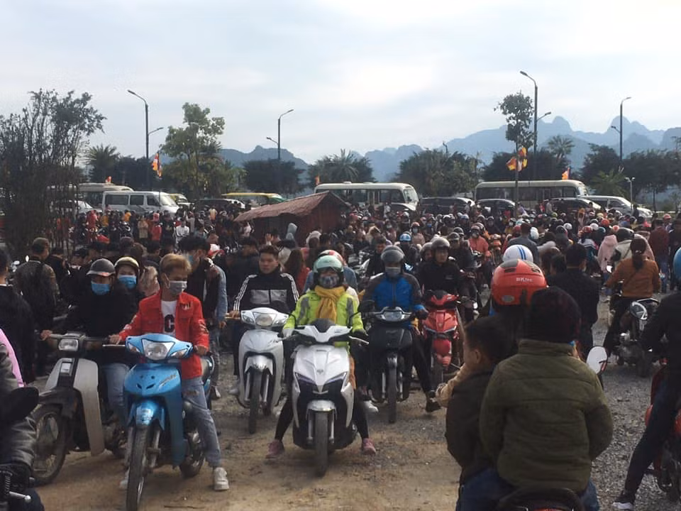 Hang nghin nguoi chen chan len chua Tam Chuc lon nhat the gioi o Ha Nam