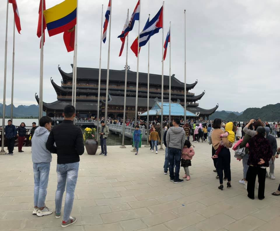 Quần thể chùa Tam Chúc tại thị trấn Ba Sao, tỉnh Hà Nam vẫn đang trong quá trình xây dựng và hoàn thiện. Để hoàn thành dự án này, nhà đầu tư dự kiến phải mất thêm 30 năm nữa. Khi đó, chùa Tam Chúc sẽ trở thành ngôi chùa lớn nhất thế giới với diện tích quần thể lên tới 5.000 ha.