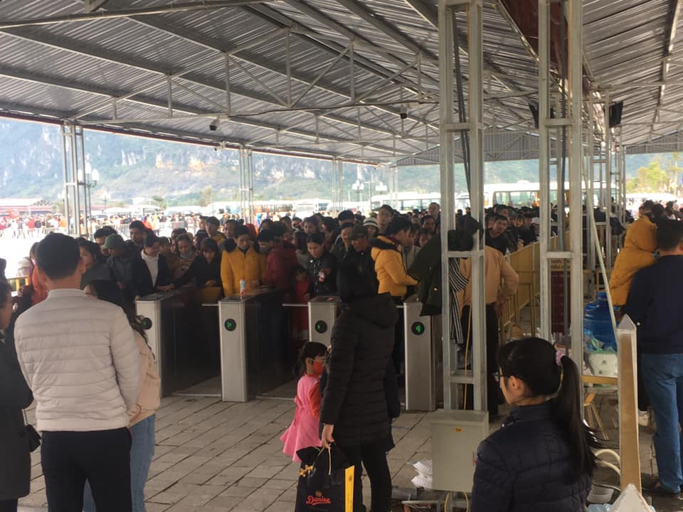 Tại bến thuyền, người dân xếp hàng dài để đợi thuyền quay lại đón.