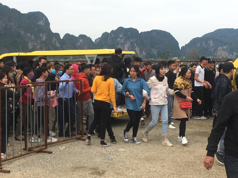 Tại điểm chờ xe điện, người dân xếp hàng dài chờ đợi. Do lực lượng bảo vệ quá mỏng, du khách đã tràn vào bên trong, chen nhau lên xe điện.