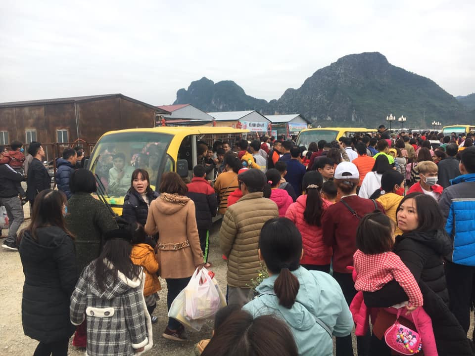 Mỗi lần thấy xe điện tới, hàng trăm người chen nhau lên xe, tìm chỗ ngồi. 