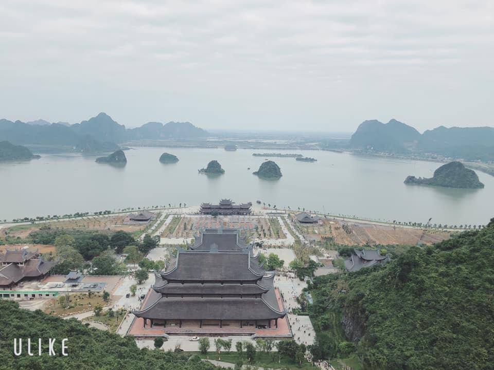 Ngôi chùa này còn được tạc 1.200 bức tượng bằng dung nham núi lửa và sở hữu nhiều báu vật trên thế giới. Năm 2013, quần thể chùa được nhà nước công nhận là Khu du lịch quốc gia, với đa dạng địa hình từ hồ nước, núi đá tự nhiên đến các thung lũng. 