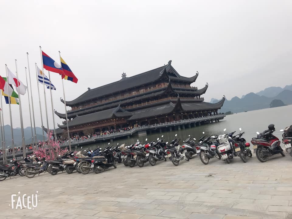 Chùa Tam Chúc thuộc huyện Kim Bảng (Hà Nam) cách trung tâm Hà Nội khoảng 60 km, cách thành phố Phủ Lý khoảng 12 km về phía tây. Đây là ngôi chùa sở hữu “mảnh ghép Mặt Trăng” 600.000 USD gây xôn xao dư luận.