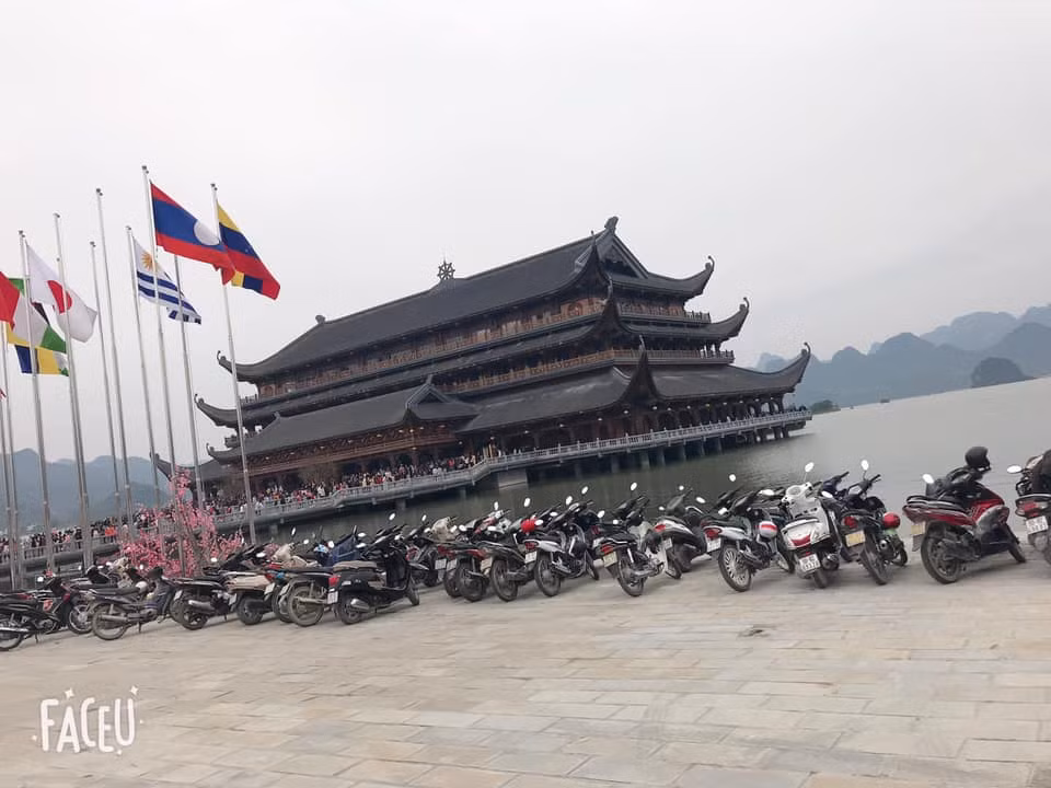 Chùa Tam Chúc thuộc huyện Kim Bảng (Hà Nam) cách trung tâm Hà Nội khoảng 60 km, cách thành phố Phủ Lý khoảng 12 km về phía tây. Đây là ngôi chùa sở hữu “mảnh ghép Mặt Trăng” 600.000 USD gây xôn xao dư luận.