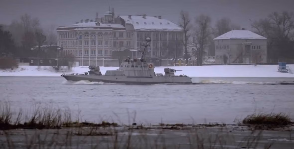 Những khí tài khác của lớp Gyuzar-M bao gồm hệ thống điều khiển hỏa lực quang - điện tử dành cho pháo cỡ nhỏ và cỡ trung có tên Sarmat, đi kèm một bộ cảm biến cảnh báo laser.