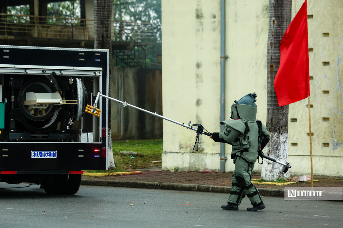 Để xử lý bom mìn, các chiến sĩ sử dụng súng bắn áp lực nước để phá hủy cơ cấu ngòi nổ.