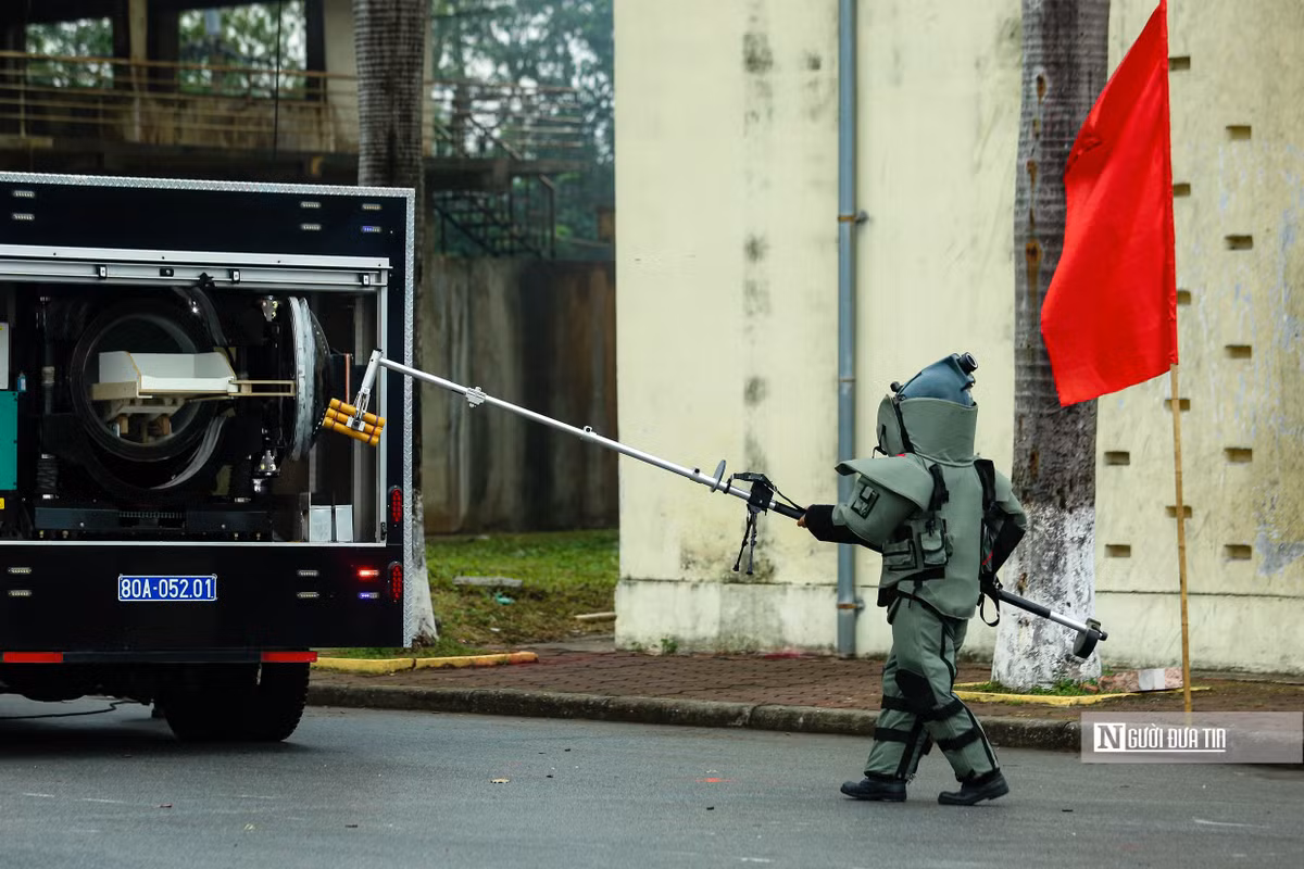 Để xử lý bom mìn, các chiến sĩ sử dụng súng bắn áp lực nước để phá hủy cơ cấu ngòi nổ.