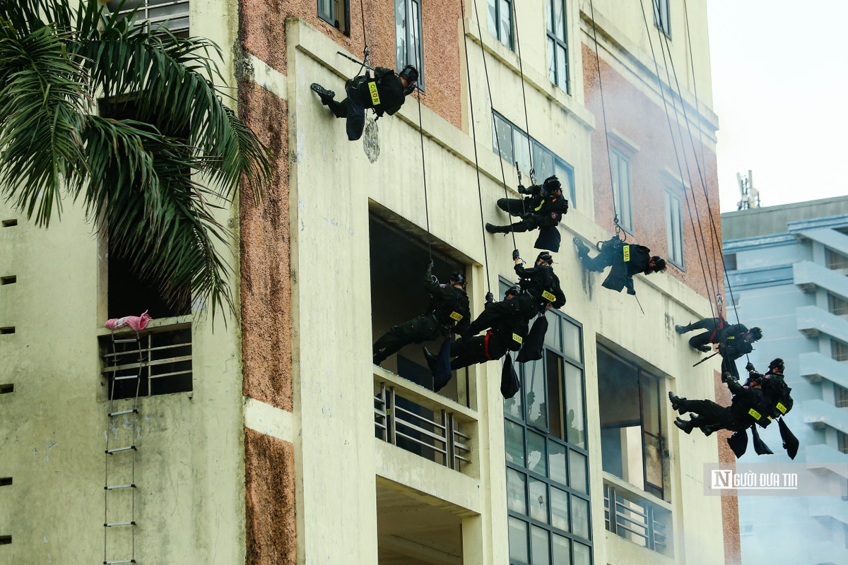 Tuy nhiên, tình huống vẫn chưa kết thúc khi nhóm khủng bố còn cài đặt một số bom mìn tự tạo. Ban chỉ huy tác chiến đã cử tổ bom mìn rà soát, khắc phục, xử lý bom mìn toàn bộ khu vực xung quanh tòa nhà, trên ô tô...