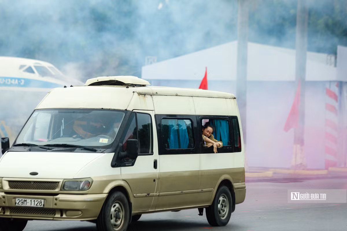 Tình huống đặt ra một đoàn cán bộ nước ngoài vừa hạ cánh ở sân bay, trên đường di chuyển đến cơ quan làm việc thì bị một nhóm 6 đối tượng được trang bị súng AK, lựu đạn, mìn... khống chế, bắt giữ. Chúng đưa ra yêu sách, đòi chính quyền sở tại thả những đối tượng của chúng đang bị nhà chức trách bắt giữ.